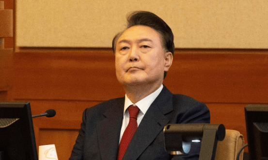 审讯15小时,尹锡悦被打上“叛国”标签,紧要关头,李在明将派人来华