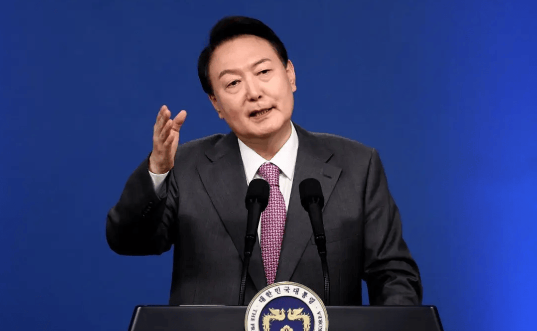 审讯15小时,尹锡悦被打上“叛国”标签,紧要关头,李在明将派人来华