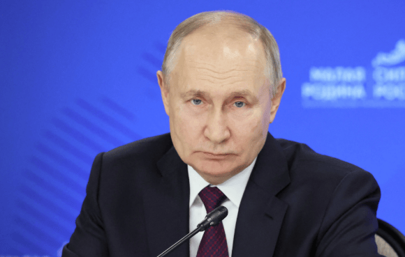 王毅一锤定音，用三个“最”定义中俄关系，美突然发出威胁：加500%关税