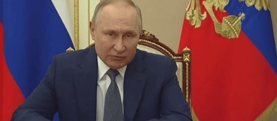 王毅一锤定音,用三个“最”定义中俄关系,美突然发出威胁:加500%关税