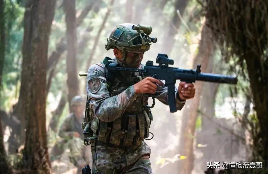 中国特种兵新装备摸秃美军，网友：你跟我说这是解放军？