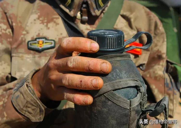 中国特种兵新装备摸秃美军，网友：你跟我说这是解放军？
