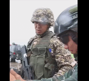 中国特种兵新装备摸秃美军，网友：你跟我说这是解放军？