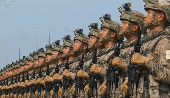 中国特种兵新装备摸秃美军，网友：你跟我说这是解放军？
