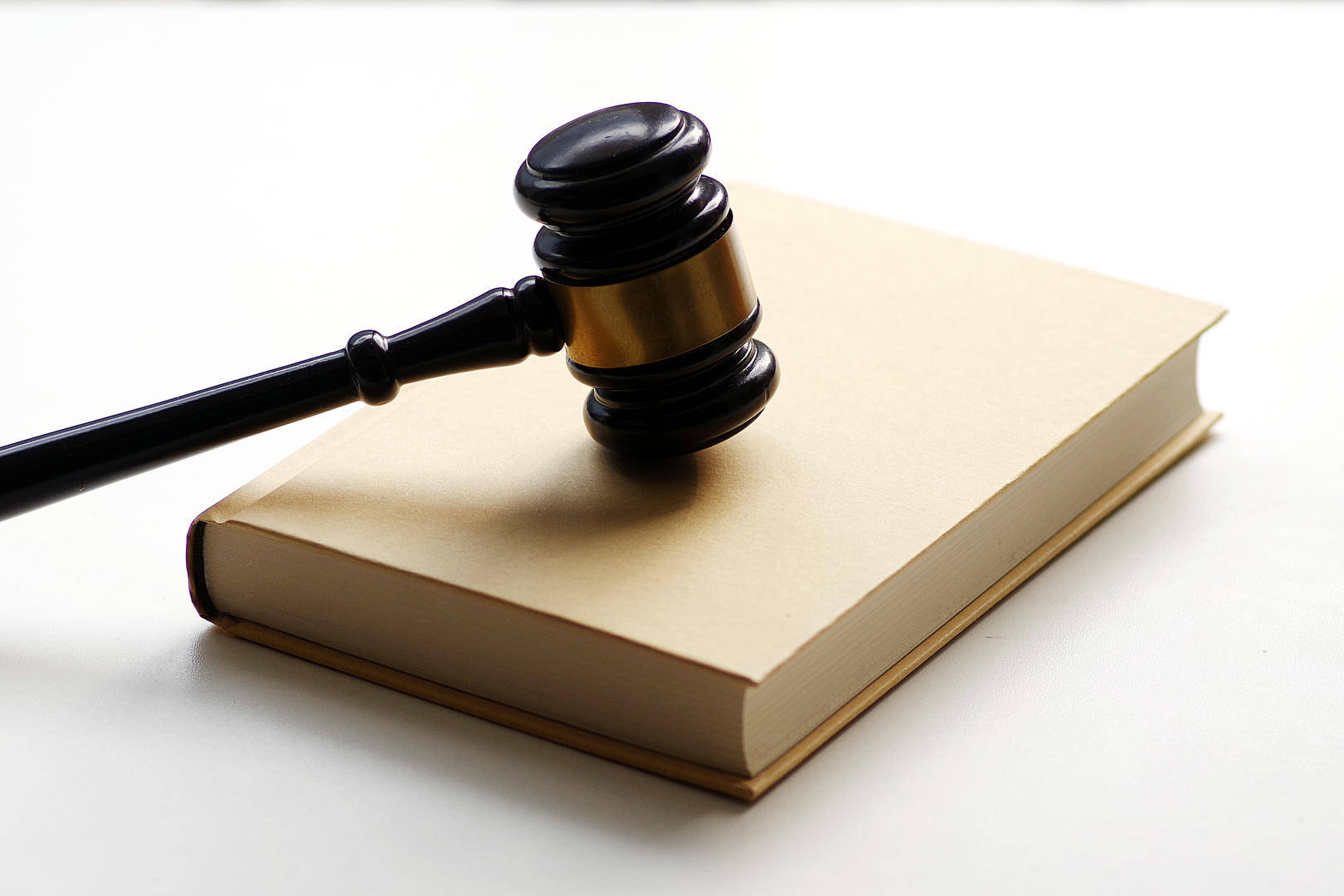 66岁男子与情人开房发生关系后猝死，家属起诉情人及酒店索赔55万元 一审判了