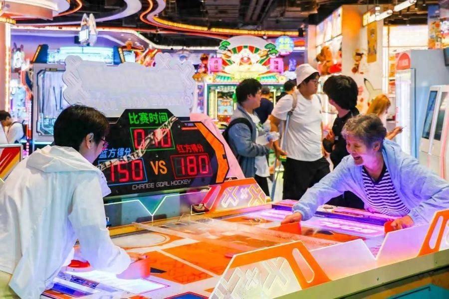 需求突然猛增！上海不少商场挤满老年人，一次只花10块钱，还能免费带2名亲友，有人去了又去