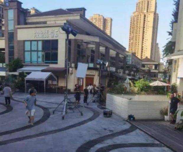 重庆一剧组被指违规占道并驱赶群众，当地街道：未接到相关手续申请