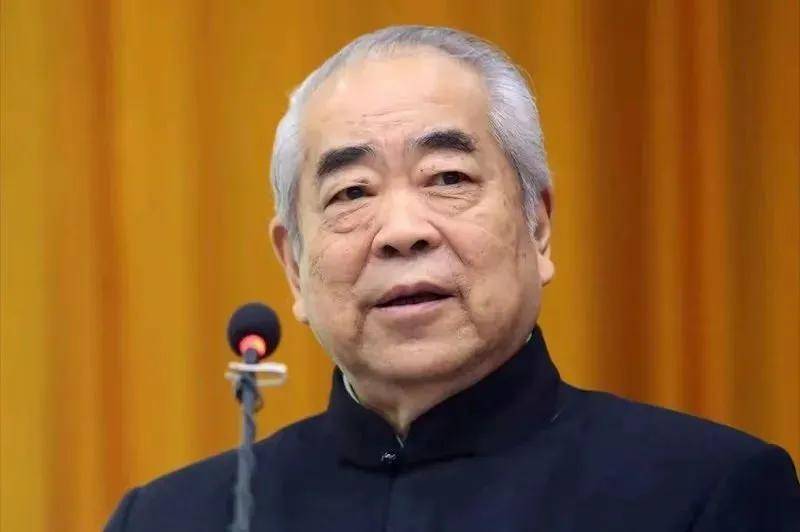 范曾继子发布父亲看展照片,业内称“范曾失联”是家族内斗