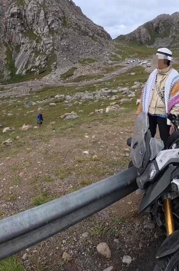 大妈私坐价值20万摩托拍照却将车弄翻,赔1000元后拉黑车主,4S店:修好约需2万元