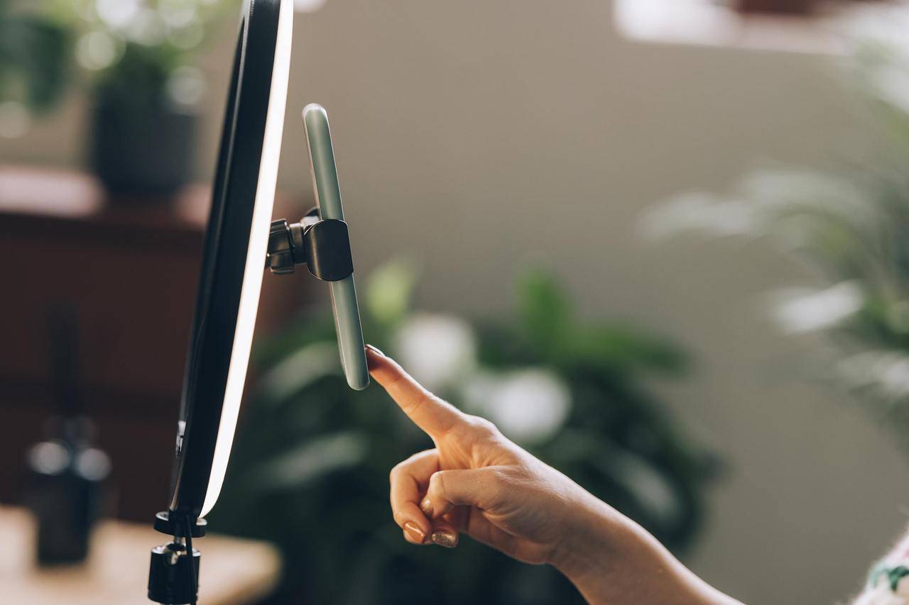 潮评丨绝不让未成年人沦为“流量提款机”