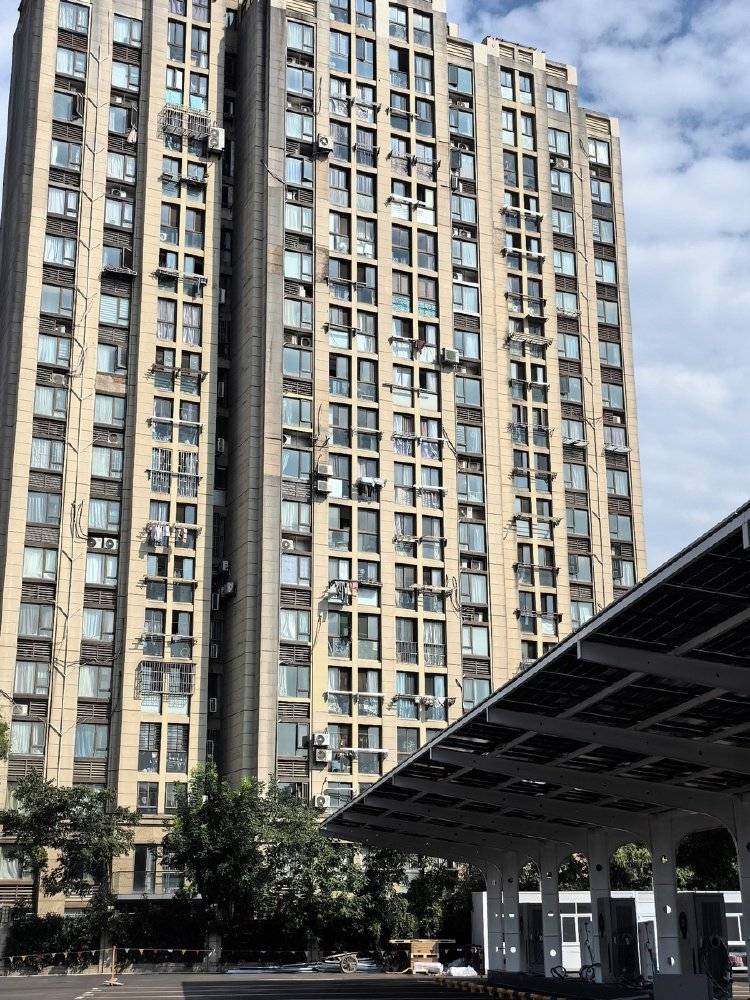 窗外现连片光伏板,“眼睛快被晃瞎”上海一些光伏设施引光污染争议