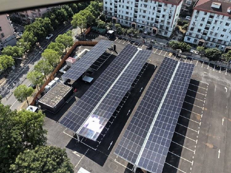 窗外现连片光伏板,“眼睛快被晃瞎”上海一些光伏设施引光污染争议