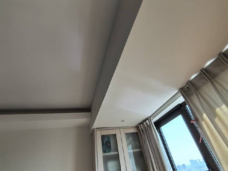 窗外现连片光伏板,“眼睛快被晃瞎”上海一些光伏设施引光污染争议