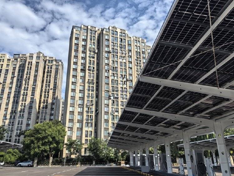 窗外现连片光伏板,“眼睛快被晃瞎”上海一些光伏设施引光污染争议