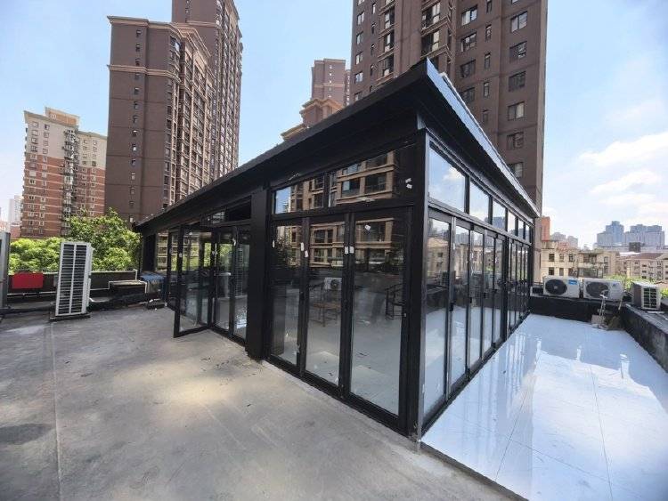 窗外现连片光伏板,“眼睛快被晃瞎”上海一些光伏设施引光污染争议