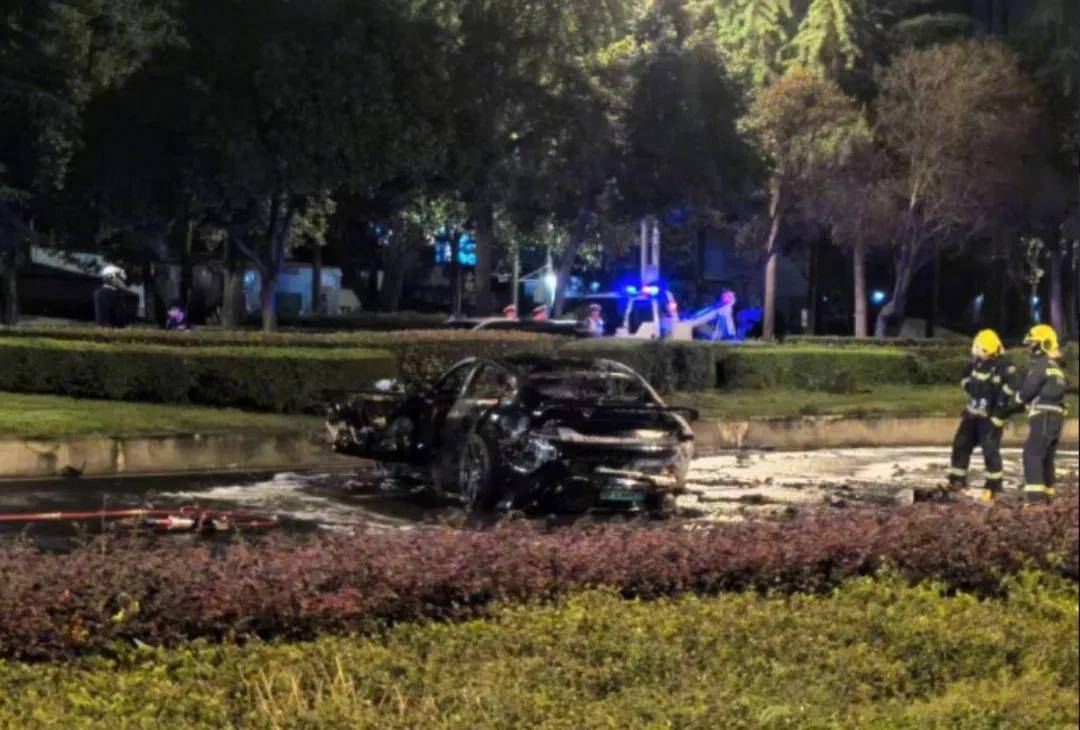 一夜蒸发1000亿,起火的小米SU7暴击雷军