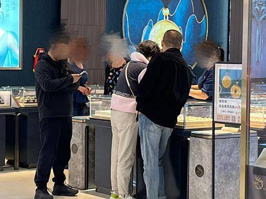 “每个月攒一颗小金饰”，00后“另类”淘金