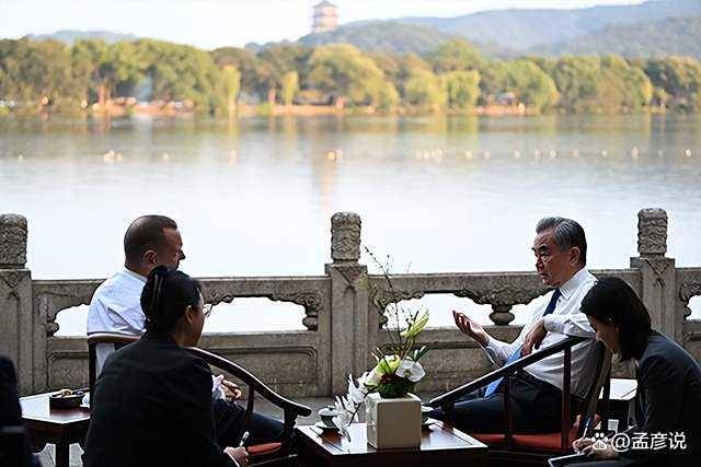 荷兰过河拆桥,英国也对华下黑手,王毅外长立刻会见一位重要客人