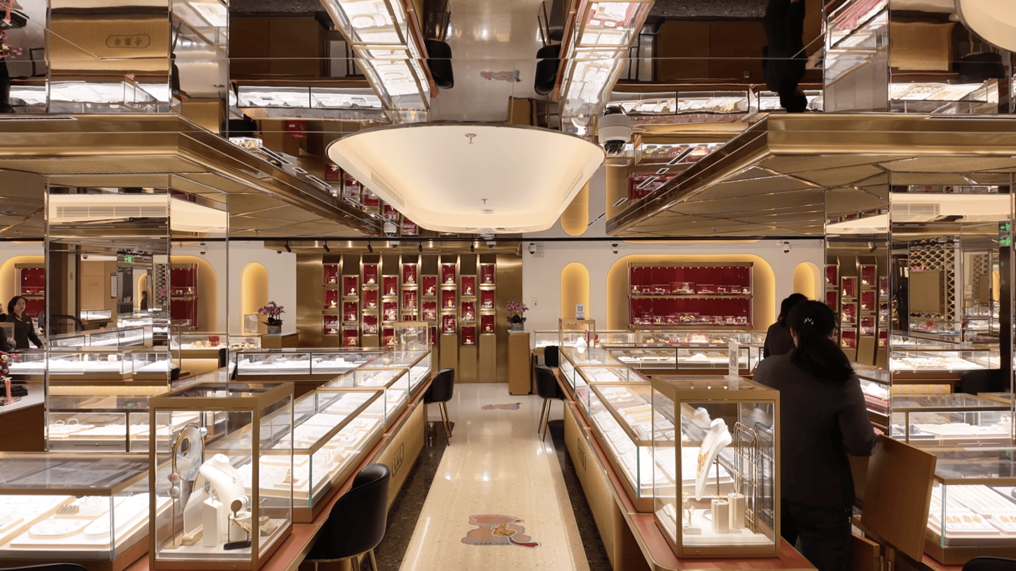 实探|金价惊魂一夜后:“囤金大爷大妈”挤爆金店,拿下百克金条