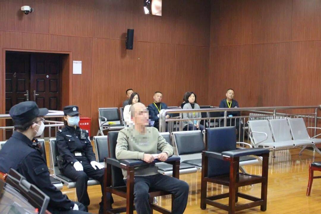 西安2人不满小区装停车桩,殴打保安致其骨折,物业经理录像时也被打骨折