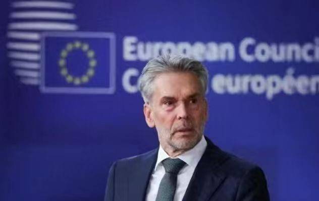 大结局要来？荷兰体面认输，或恢复中方CEO职位，特朗普“弃卒保帅”，美国罕见退了一步