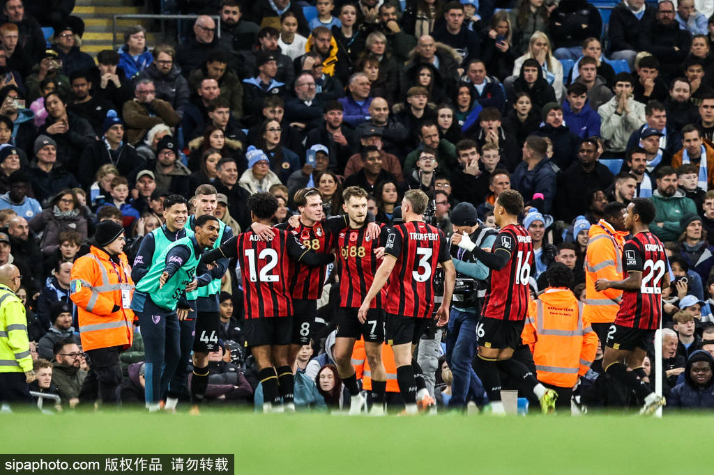 斯洛特面临巨大压力!利物浦0-3惨败曼城,球迷高唱解雇歌的背后是什么?