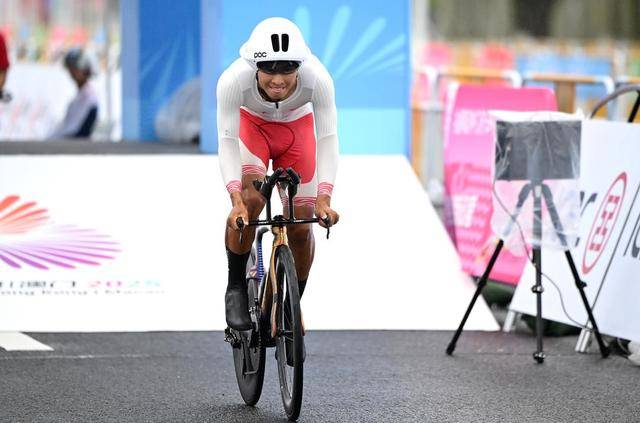 雨中逆转夺冠!山东队苗城硕夺得十五运会公路自行车男子个人计时赛金牌