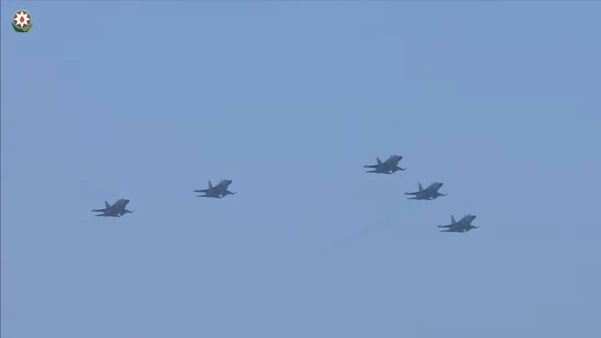 反转再反转，终于实锤！阿塞拜疆官宣装备5架枭龙，吊打所有邻国