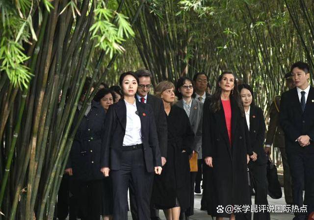 时隔18年来华，第一站没去北京，这个国王的行程安排，大有深意