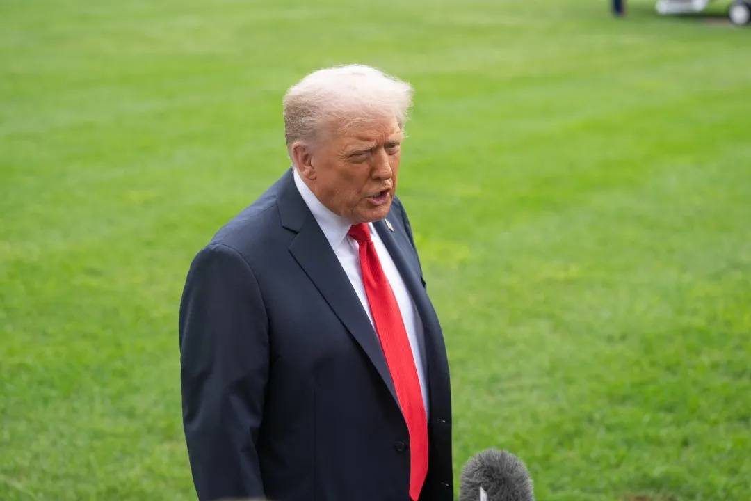 特朗普：美国当年“愚蠢地”放手，导致台湾现在生产了几乎100%的芯片，太丢脸了