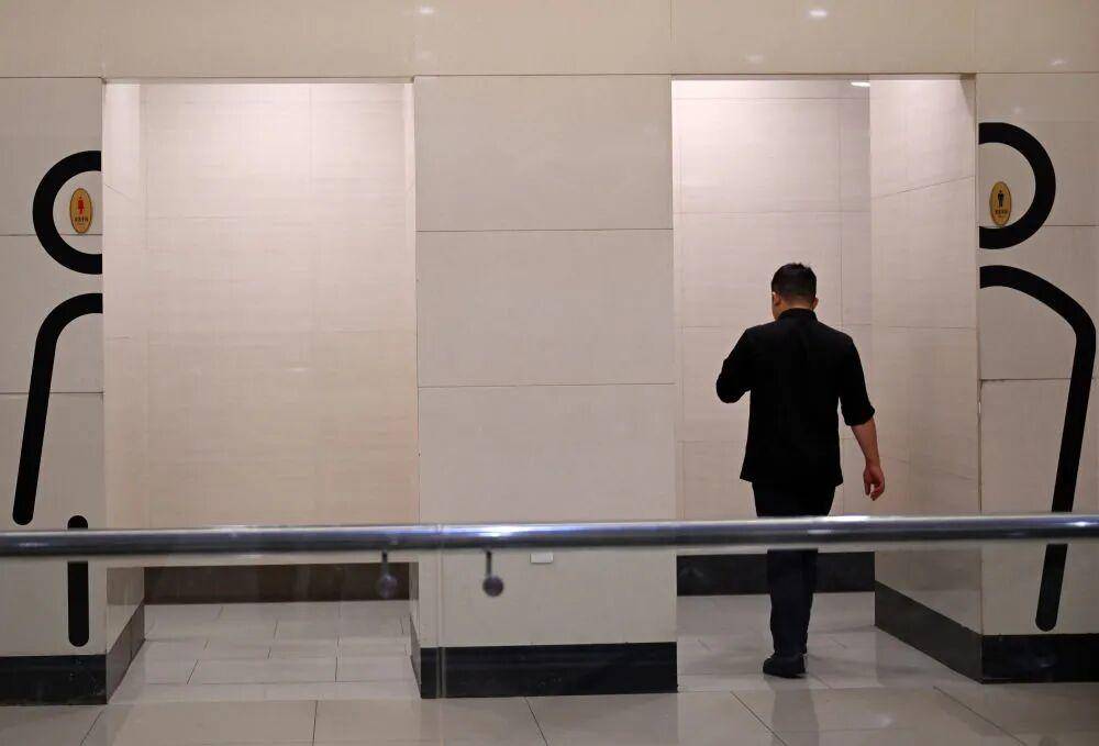 “我只想上个厕所，别考我了行不行！”